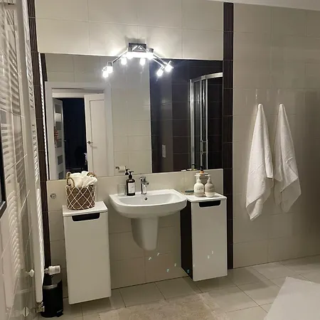 Center - With Free Parking 아파트